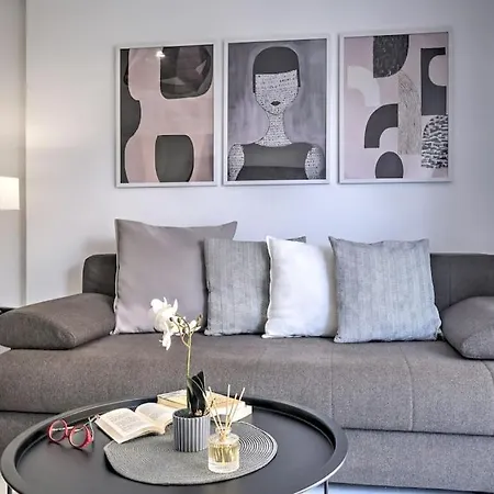 B2 Apt Apartment *